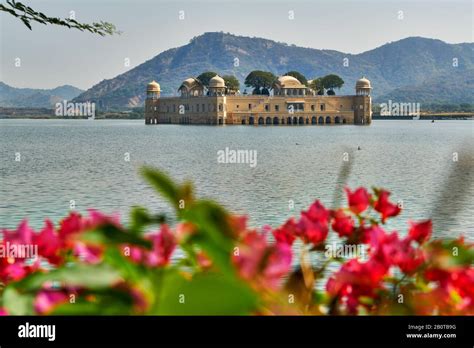 Jal Mahal palace inside Man Sagar Lake, Jaipur, Rajasthan, India Stock ...