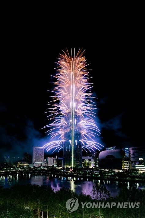 Lotte World Tower Fireworks Festival | Yonhap News Agency