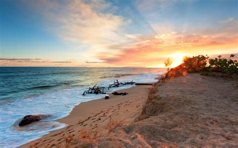 Stunning 4K Ultra HD Wallpaper of a Serene Beach at Sunset