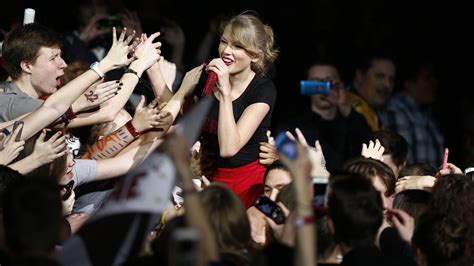 Taylor Swift Fans Leave Messages That They Miss the "Old" Taylor on ...