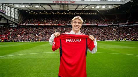 Manchester United delay giving £72million signing Rasmus Hojlund a ...