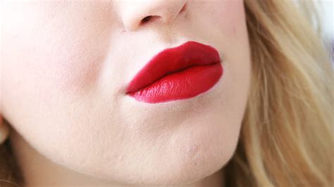 REVIEW: MAC RUSSIAN RED LIPSTICK - Lily Like