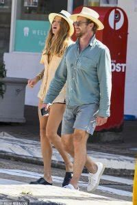 Simon Baker spends Easter with new girlfriend Laura May Gibbs at his Bronte home - ReadSector