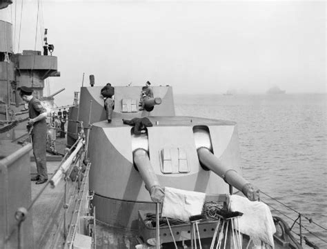 [Photo] View of 6-inch gun turrets aboard HMS Rodney, 1940 | World War II Database