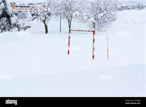 snowy football field of which only the goal can be seen, beginning of winter, big snowfall Stock ...