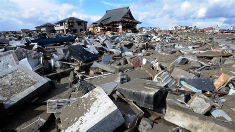 Japan: Clock stopped by earthquake restarts 10 years on - BBC News