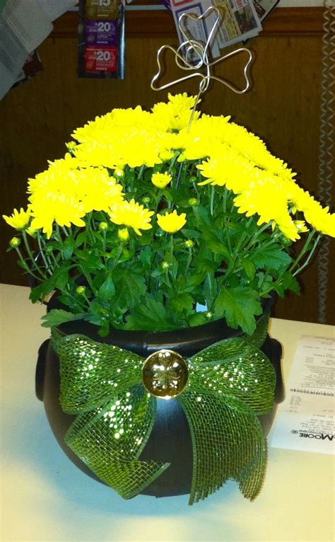 Pot of "gold" centerpiece for a 50th anniversary party. 50th Anniversary Party, Golden ...