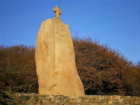 Menhirs et dolmens, pierres de légende | Office de Tourisme de la Côte ...