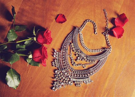 The Statement Necklace – The Casual Cat