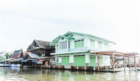 Amphawa Floating Market 13961644 Stock Photo at Vecteezy