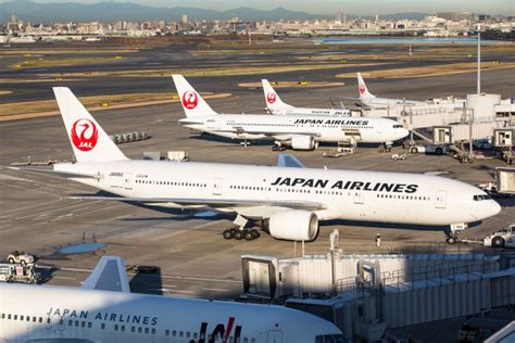 Cheap Flights to Japan Force a JAL Course Change - Bloomberg