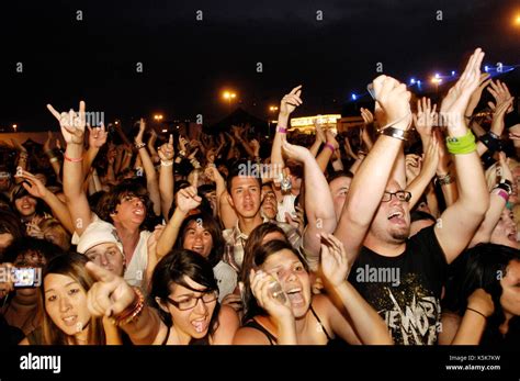 The crowd attend 2009 Vans Warped Tour final tour day Home Depot Center ...