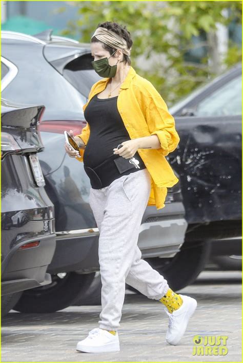 Halsey Shares a Peek of Her Baby Bump While Running Errands: Photo 4545503 | Pregnant ...