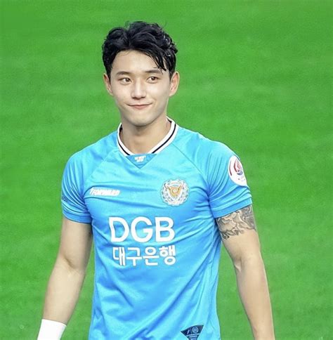 The Handsome Korean National Soccer Player That Everyone Is Falling For - Koreaboo