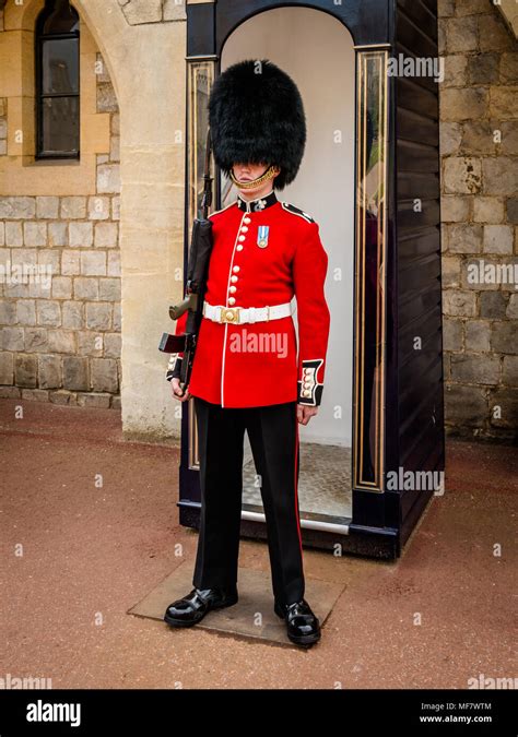 LONDON, ENGLAND - MAY 05, 2016 : British Royal Guard in red Uniform at ...