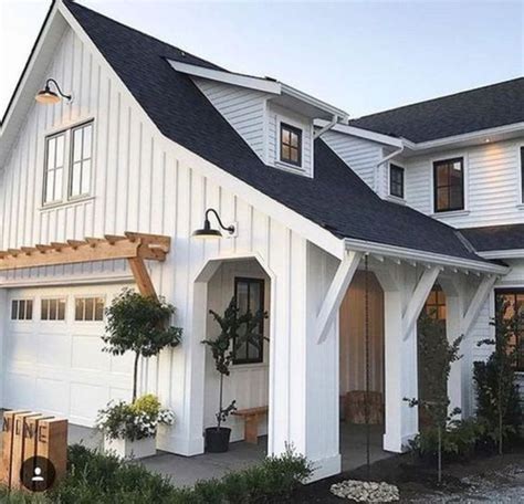 Fabulous White Farmhouse Design Ideas 45 | Modern farmhouse exterior, White farmhouse exterior ...