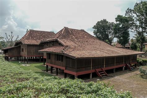 Rumah Adat Sumatera Selatan: Kenali Bentuk dan Jenisnya!