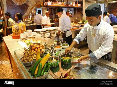 Colombo, Sri Lanka. 16th Nov, 2017.Sri Lankan chefs prepare food at ...