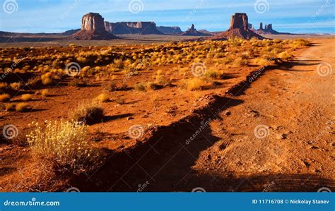 Monument Valley Desert Landscape Stock Photo - Image of sunlit, traditional: 11716708