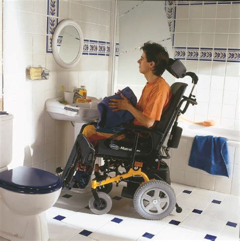 Mobility aids for bathroom: how to use them