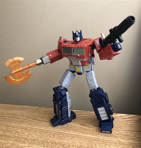 Netflix Optimus Prime is such a gorgeous figure : r/transformers