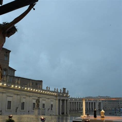 Good Friday, tonight the Via Crucis of Pope Francis on live TV: for the first time not at the ...