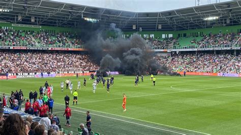 Wedstrijd FC Groningen-Ajax definitief afgelast: tot twee keer toe rookbommen op het veld - AT5