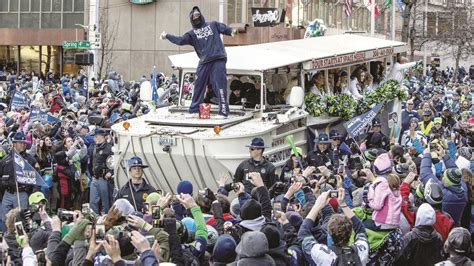 12th Man roars: Seattle erupts during Seahawks Super Bowl parade ...