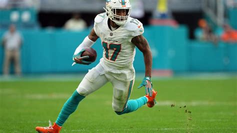 Dolphins WR Jaylen Waddle dealing with ankle injury