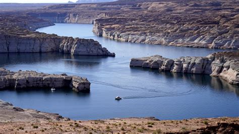 Lake Powell water level dips to historic low