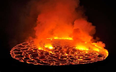 Fantastique voyage au bord du lac de lave du Nyiragongo | Volcan, Lave volcan, Lac