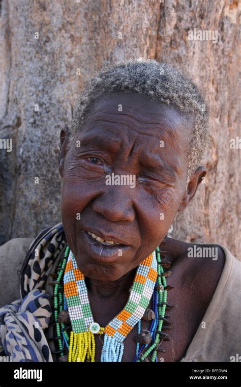 Hadza hi-res stock photography and images - Alamy