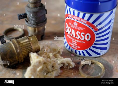 tin of brasso, brass cleaning cleaner Stock Photo - Alamy