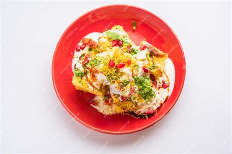 Premium Photo | Khaman dhokla chaat is a very simple and refreshing fusion chaat recipe made ...