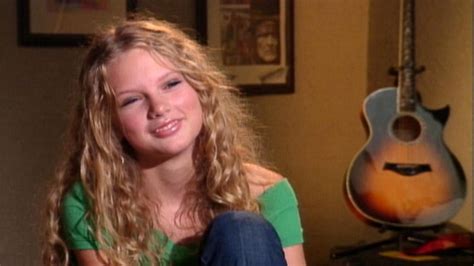 20+ Photos of World Famous Taylor Swift Throughout Her Career - Pens & Patron