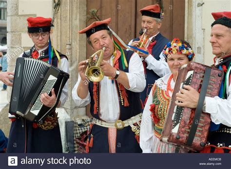 Musicians in traditional dress play Polish folk music for tourists in Stock Photo: 4459722 - Alamy