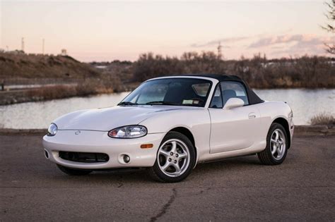 Aparece un Mazda MX-5 NB de 2000 casi a estrenar