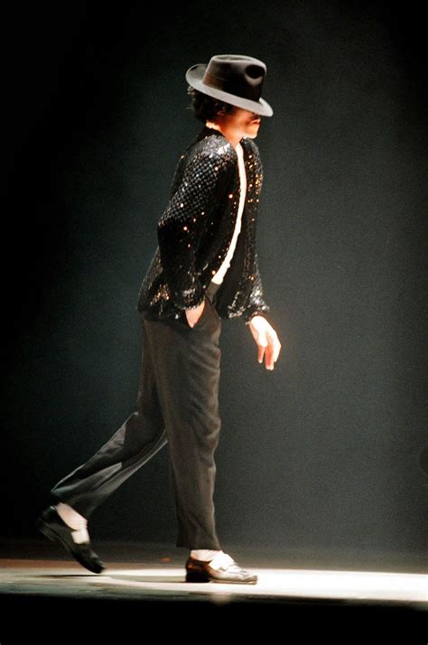 Moonwalk Like The King Of Pop | Michael jackson, Michael jackson ...