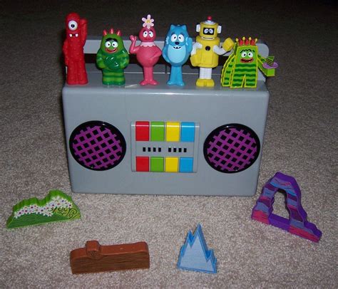 YO GABBA GABBA Boombox Playset Clubhouse-(6) Figures (Brobee Cake ...