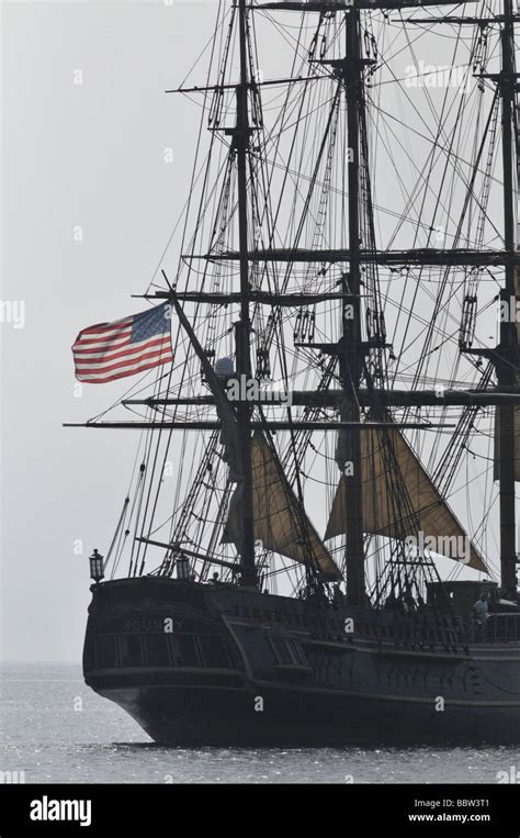 Hms bounty replica hi-res stock photography and images - Alamy