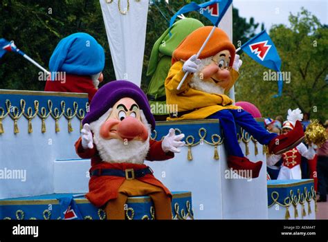 Orlando Florida Usa Disneyworld Parade Some Of The Seven Dwarfs Stock Photo - Alamy