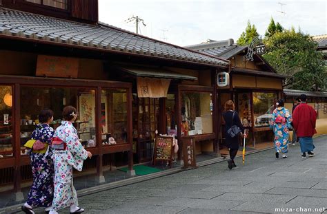 Street scene in Higashiyama, Kyoto