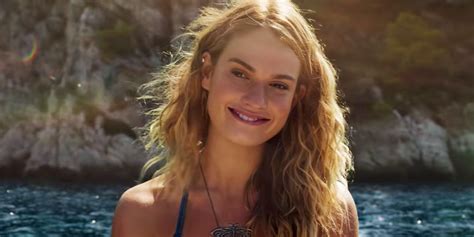 Does anyone know how to get waves like this? Is it with a curler or ...