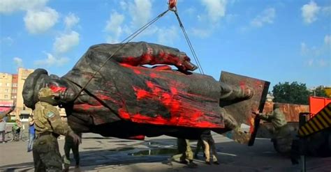 Lenin statue removed in eastern Ukraine - The New York Times