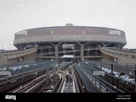 Charles De Gaulle Airport, Terminal 1, Paris airport shuttle, Roissy Stock Photo - Alamy