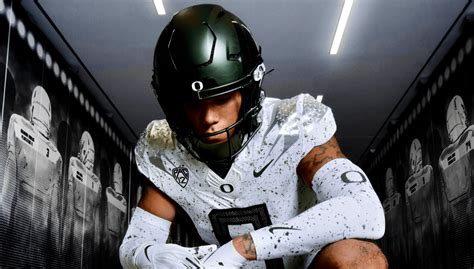 Oregon Football: Ducks unveil new uniforms for Colorado game