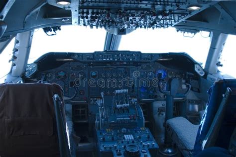 747 Cockpit stock image. Image of knobs, pilot, modern - 733003