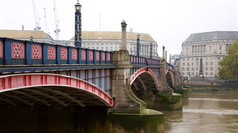 Lambeth Bridge in London, England | Expedia.ca