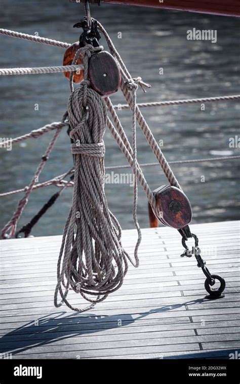 Sailing rope hi-res stock photography and images - Alamy