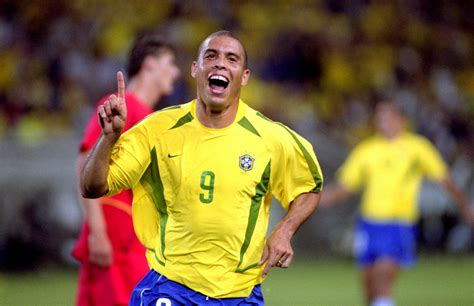 Download Brazil National Football Team Ronaldo Nazário Sports HD Wallpaper